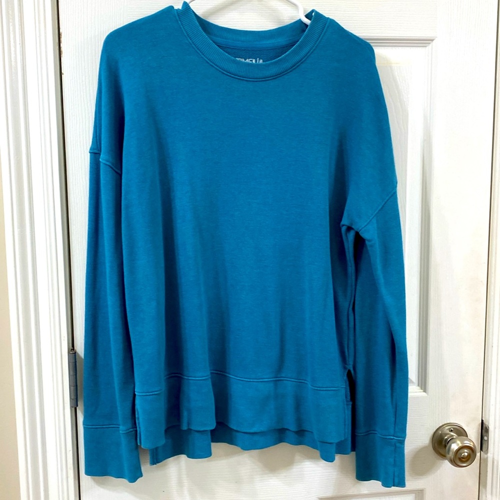 Teal blue sweat shirt.